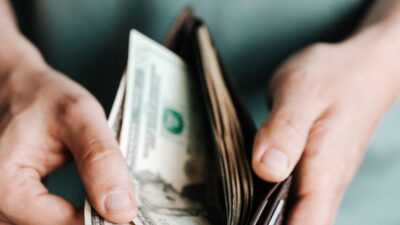 Avustralya'da polis memuru, zorla aldığı