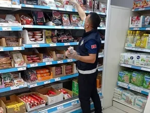 Şırnak’ta zabıta ekipleri marketleri denetledi.