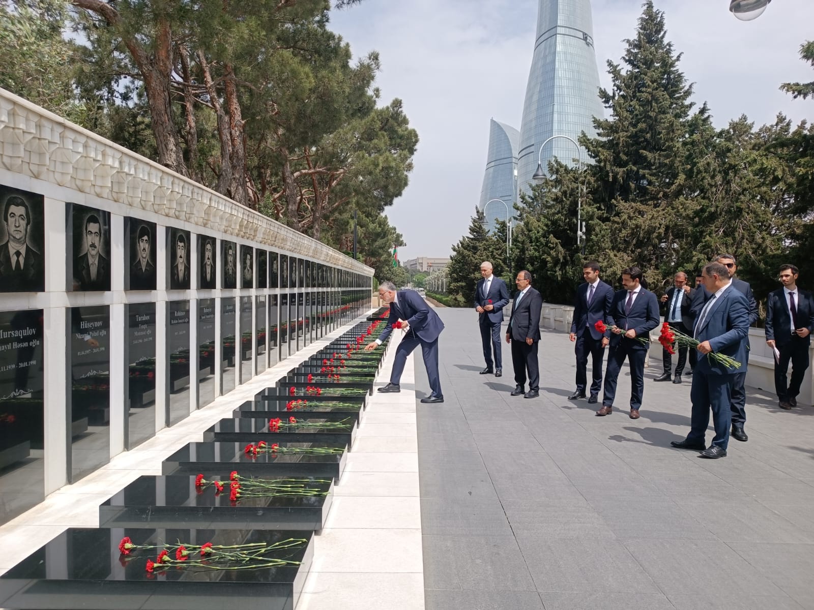 Azerbaycan'ın özgürlük ve bağımsızlığı mücadelesinde canlarını feda eden kahraman Anavatan evlatlarının aziz hatırası onurlandırıldı, mezarlarına çiçekler bırakıldı ve "Ebedi Meşale"anıtı önüne çelenk bırakıldı. 