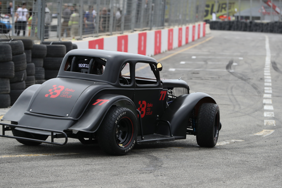 İlginç ve yoğun bir spor müsabakası koşullarında gerçekleşen “Legend Cars Challenge Baku” yarışmasının galibi Elçin Hasanov oldu. Murad Hasanov ikinci, Gülhuseyn Abdullayev ise üçüncü sırayı aldı.