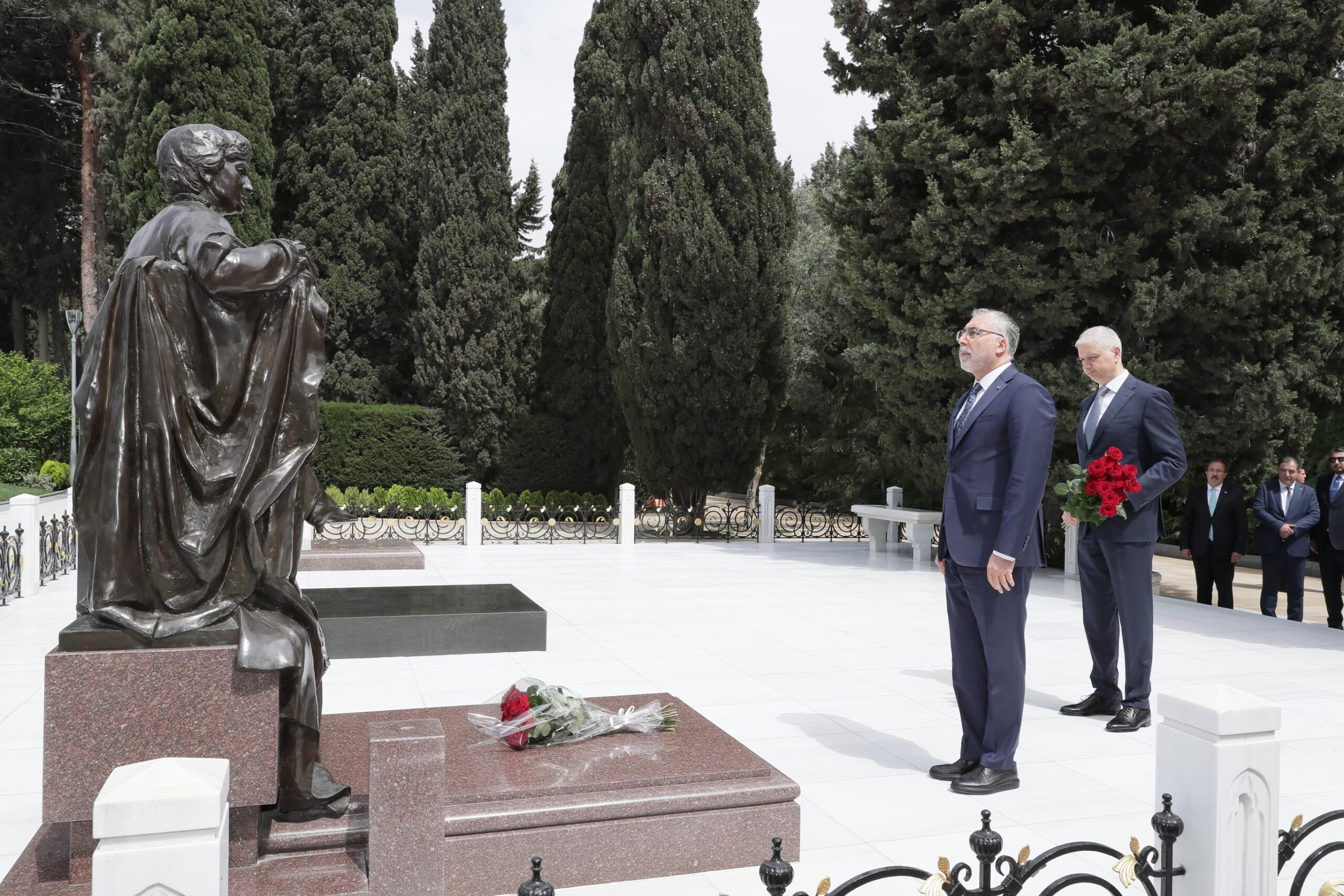 Tanınmış göz doktoru-bilim adamı, akademisyen Zarifa Aliyeva'nın da hatırası anıldı, mezarına çiçekler bırakıldı. 