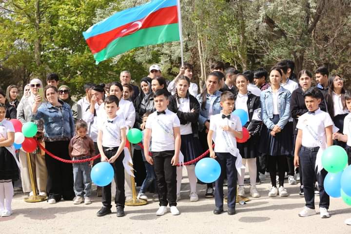 Etkinlik sanatsal bölümle devam etti, 4a sınıf öğrencileri vatanseverlik konulu şiir ve şarkılar söylediler. 