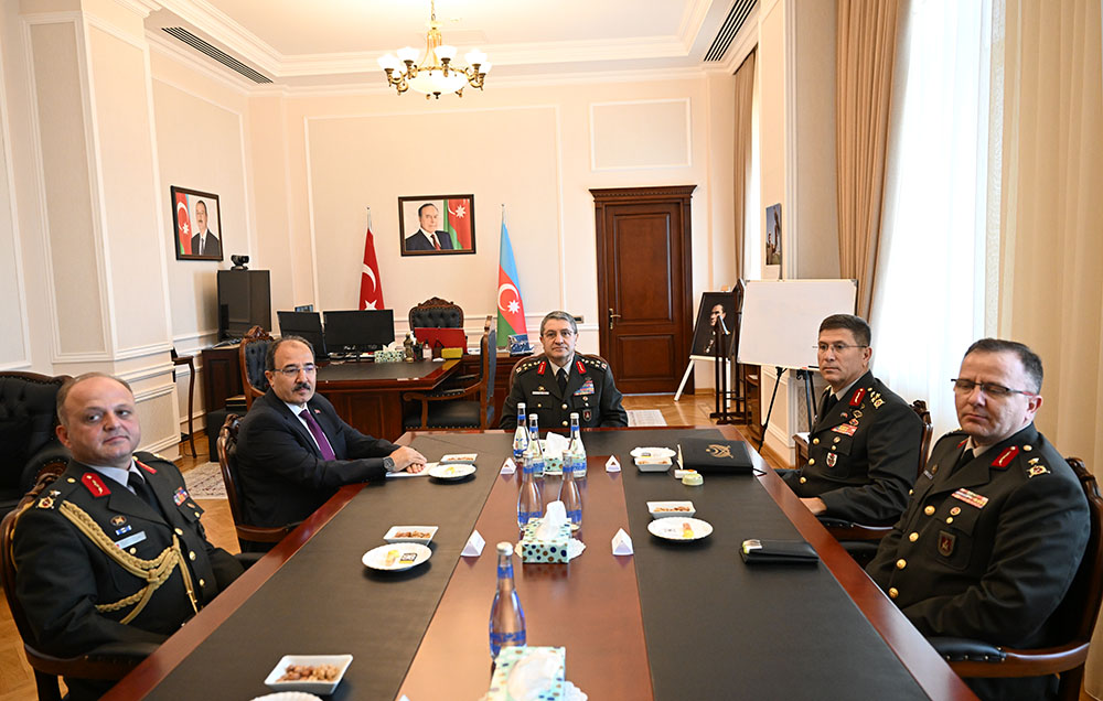 Genel merkezde törensel karşılama töreni düzenlendi. Şeref kıtası önünden geçişin ardından Azerbaycan Cumhuriyeti İstiklal Marşı ve Türkiye Cumhuriyeti İstiklal Marşı çalındı ​​ve protokol uyarınca "Şeref Kitabı" imzalandı. 