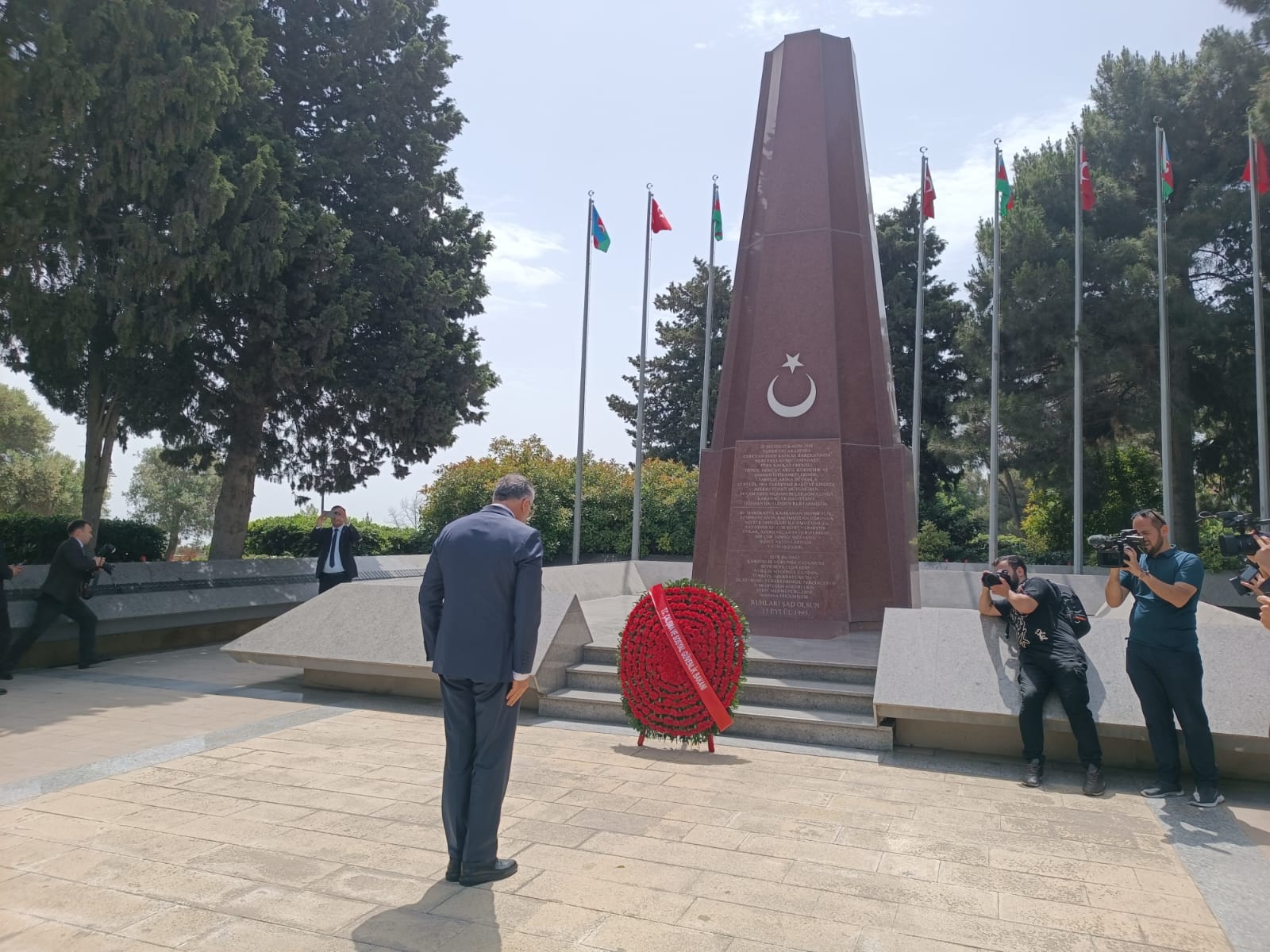 Daha sonra "Türk Şehitliği" anıtı ziyaret edildi. Azerbaycan-Türkiye kardeşliğinin sonsuzluk ve yıkılmazlığını yansıtan bu mezarlıkta uyuyan kahraman ve fedakar Türk kardeşlerimizin aziz hatırası anıldı, anıtın önüne çelenk konuldu, çiçek buketleri düzenlendi. 