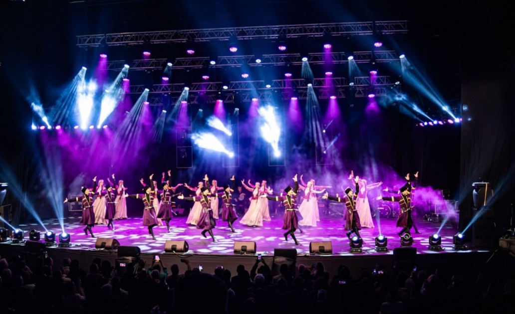 28 Mayıs Bağımsızlık Günü'ne ithaf edilen konser, Azerbaycan ve Türkiye milli marşlarının çalınması ve şehitlerin anısını bir dakikalık saygı duruşu ile anılmasıyla başladı. Azerbaycan'ın önde gelen bestecilerinden Üzeyir Hacıbeyli, Fikret Amirov, Said Rustamov, Tofig Guliyev, Hacı Hanmemmadov'un eserleri çalındı ​​ve dans numaraları gösterildi. 