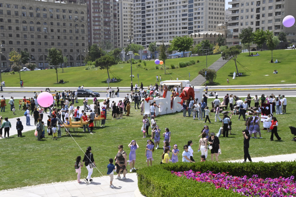 Böylece Haydar Aliyev Merkezi'nin parkı çocuklara hem eğlence, hem de yaratıcılık mekanı olarak kazandırılarak, onlara unutulmaz anlar yaşatıldı.
