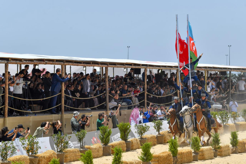 14 Karabağ atı ve Ankara Büyükelçiliğimiz bünyesinde faaliyet gösteren Azerbaycan Kültür Merkezi'nin girişimiyle kurulan "Azerbaycan çadırı" ile üst düzeyde temsil ediliyor. 