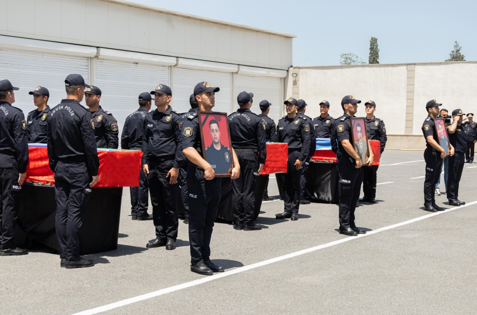 Bakü’de görevlerini yaparken hayatını kaybeden polisler toprağa verildi