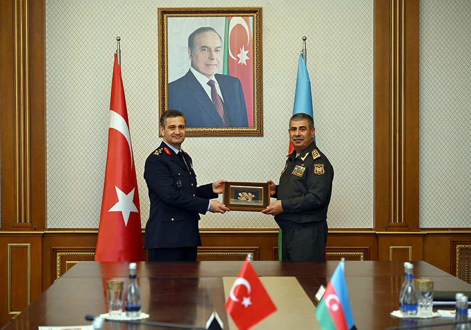 Albay General İ. Günaydın, gösterilen misafirperverlikten dolayı şükranlarını dile getirdi. Azerbaycan ile Türkiye arasında dostluk ve kardeşlik esasına dayalı ilişkilerin karşılıklı güven, itimat ve desteğe dayalı olduğunu kaydetti. 