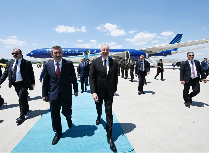 Azerbaycan Cumhurbaşkanı İlham Aliyev'i, Türkiye Cumhurbaşkanı Yardımcısı Cevdet Yılmaz ve diğer yetkililer karşıladı.
