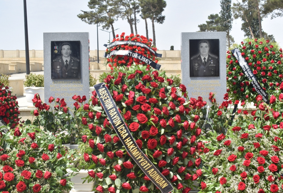 "Azerbaycan'ın Milli Kahramanı" adı verildi. 