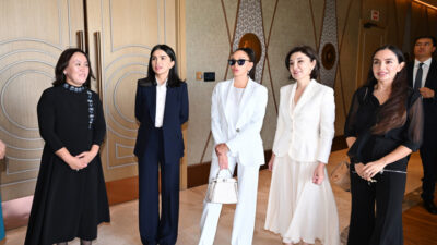 Azerbaycan ve Özbekistan’ın birinci hanımları ve kızları Taşkent’te sergiyle tanıştılar