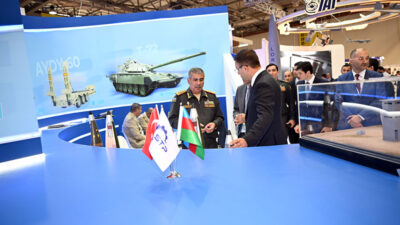 Müdafiə naziri “ADEX” sərgisində hərbi silah və texnika nümunələri ilə tanış olub