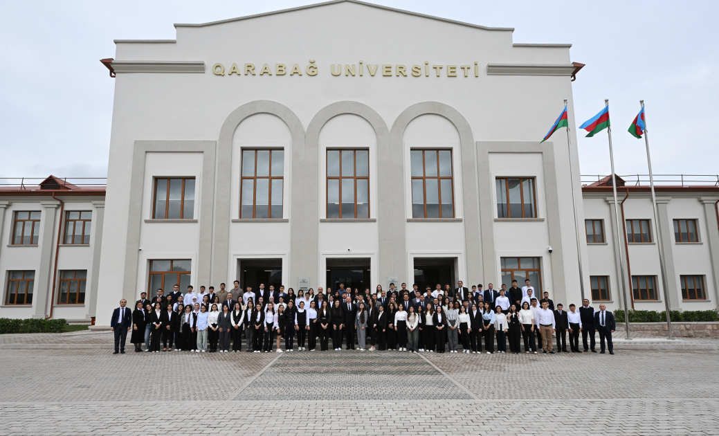 Sonda Qarabağ Universitetinin müəllim və tələbə heyəti ilə xatirə şəkli çəkdirildi.