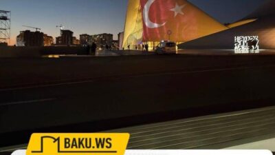 Haydar Aliyev Merkezi’nin dış cephesine Türkiye bayrağı yansıtıldı