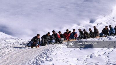 Bahçeseraylı gençler kızaklarıyla yayla  yolunu kayak pistine dönüştürdü