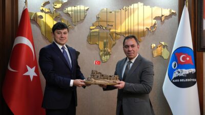 Azerbaycan Diaspora Devlet Komitesi Başkanı Fuad Muradov, Kars Belediye Başkanı Ötüken Senger’i Ziyaret Etti.
