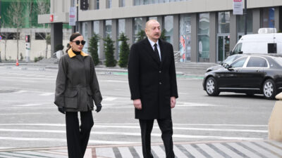 Prezident İlham Əliyev və birinci xanım Mehriban Əliyeva Xocalı soyqırımı abidəsini ziyarət ediblər