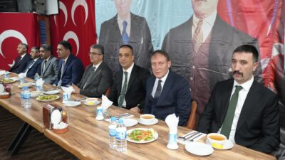 MHP Erzurum İl iftarda Muhtarla la bir araya geldi.