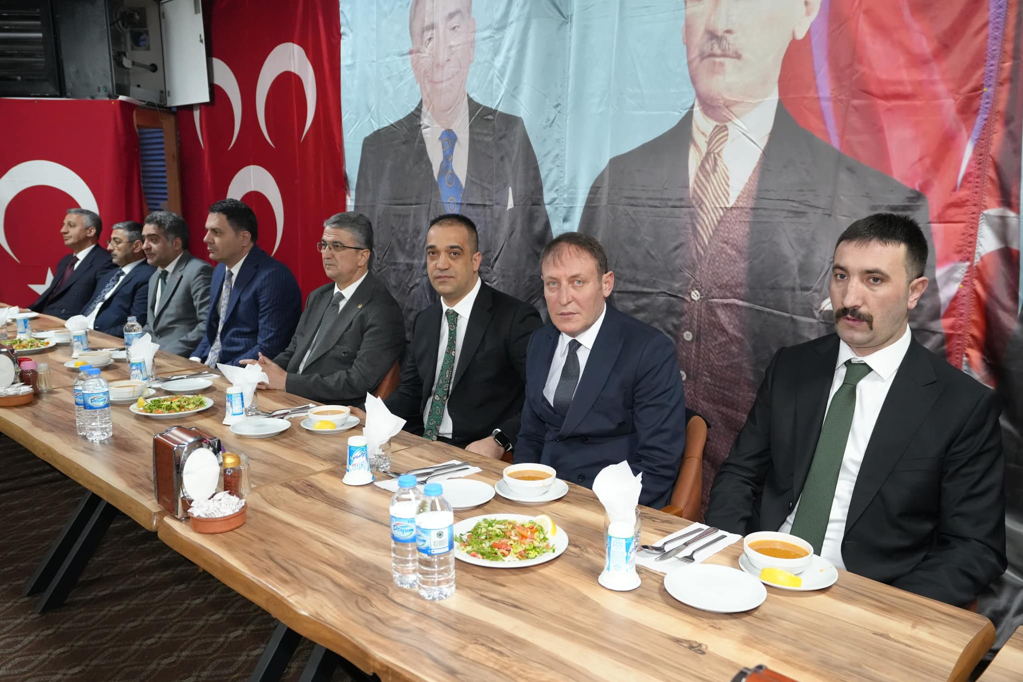 MHP Erzurum İl iftarda Muhtarla la bir araya geldi.