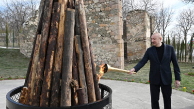 Prezident İlham Əliyev və birinci xanım Mehriban Əliyeva Ağdərənin Həsənriz kəndində sakinlərlə birlikdə Novruz tonqalını alovlandırıblar