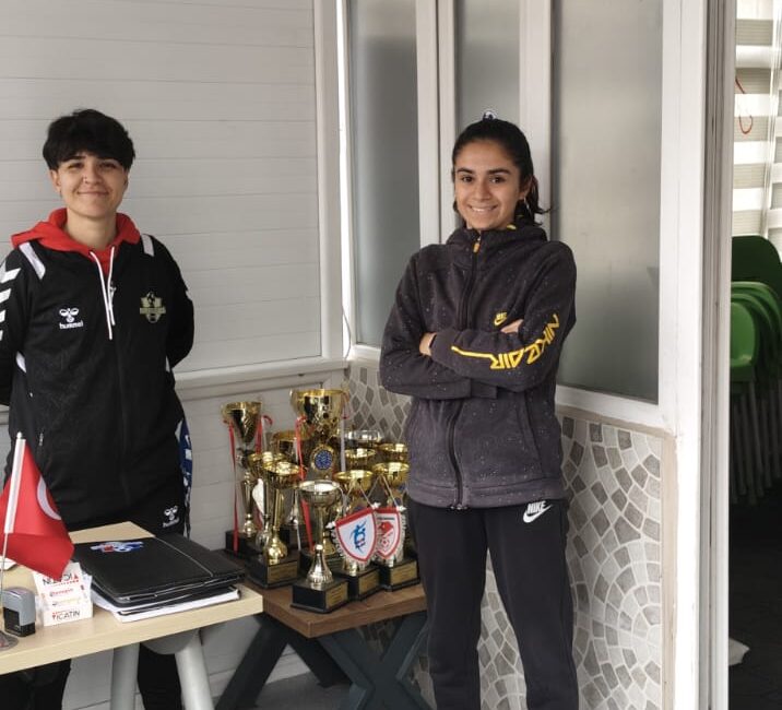 Bornovagücü Spor Kulübü’nde Kadın Antrenörlerden Büyük Başarı: Kadınlar Futbolda da Varız Diyor!