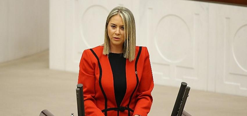 Göztepe sevdalısı minik Yiğit’e, Ceyda Bölünmez Çankırı’dan jest: “Bir sonraki maç biletin benden!”