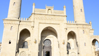 Bakının məscidlərində bayram namazı qılınıb