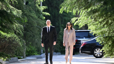 Prezident İlham Əliyev və birinci xanım Mehriban Əliyeva Fəxri xiyabanda Ulu Öndər Heydər Əliyevin məzarını ziyarət ediblər