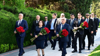 Dövlət və hökumət rəsmiləri Fəxri xiyabanda Ulu Öndərin xatirəsini anıblar