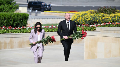 Prezident İlham Əliyev və birinci xanım Mehriban Əliyeva faşizm üzərində Qələbə uğrunda mübarizədə həlak olan Azərbaycan övladlarının xatirəsini ehtiramla anıblar