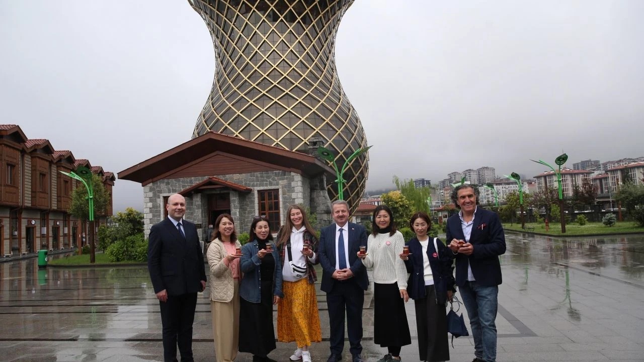 Japonya’nın ilk “Türk çayı demleme ustası” Yumika Arita, Rize’de çay demledi