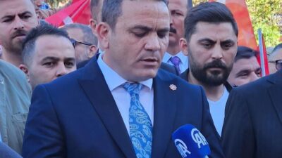 MHP Etimesgut; Etimesgut Belediyesi’nin “15 Temmuz Şehitler Anıtı’nın yerini değiştirme” kararını protesto etti.