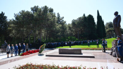 YAP-ın nümayəndələri Ulu Öndər Heydər Əliyevin məzarını ziyarət ediblər