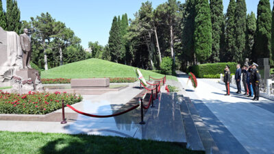 Müdafiə naziri Fəxri Xiyabanda və Zəfər parkında olub