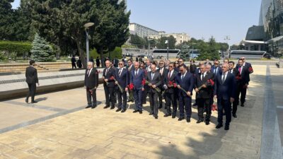 AK Parti heyeti, Bakü’de şehitlikleri ziyaret etti