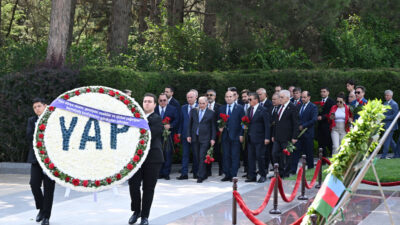 Şuşada keçiriləcək beynəlxalq konfransın iştirakçıları Ulu Öndər Heydər Əliyevin məzarını ziyarət ediblər