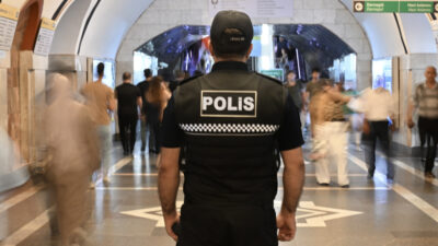 “Vətəndaş, zəhmət olmasa, əlinizdəki əşyanı cihaza yerləşdirin…” Metro polislərinin bir günü – REPORTAJ